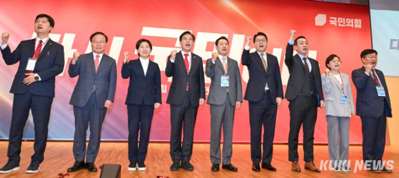 국민의힘 당 대표로 선출된 장동혁 후보와 최고위원 등 새 지도부가 26일 국회 도서관에서 열린 전당대회 결선장에서 ‘파이팅’을 외치고 있다.