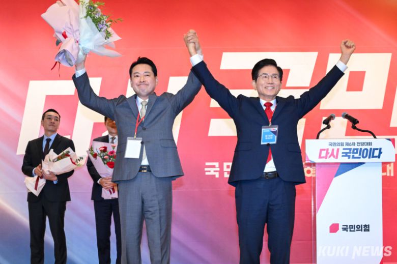 국민의힘 당 대표로 선출된 장동혁 후보와 탈락한 김문수 후보가 26일 국회 도서관에서 열린 전당대회 결선장에서 지지자들에게 인사하고 있다.