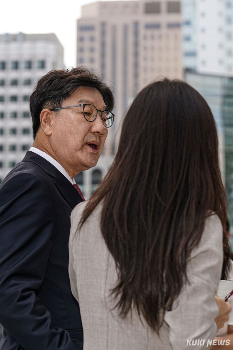 권성동 국민의힘 의원이 27일 서울 종로구 KT광화문빌딩 웨스트에 마련된 특검팀 사무실에 출석하며 취재진의 질문에 답하고 있다.