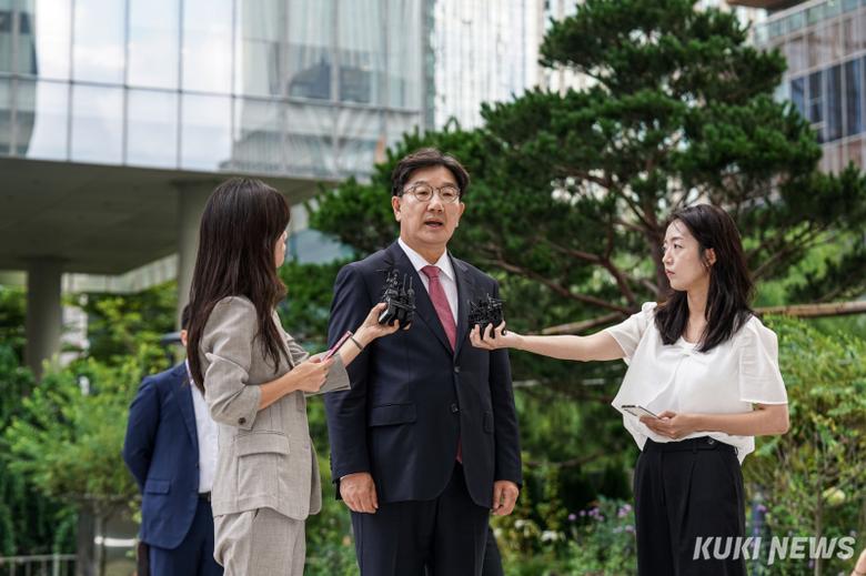 권성동 국민의힘 의원이 27일 서울 종로구 KT광화문빌딩 웨스트에 마련된 특검팀 사무실에 출석하며 취재진의 질문에 답하고 있다.