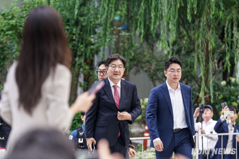 권성동 국민의힘 의원이 27일 서울 종로구 KT광화문빌딩 웨스트에 마련된 특검팀 사무실에 출석하고 있다.