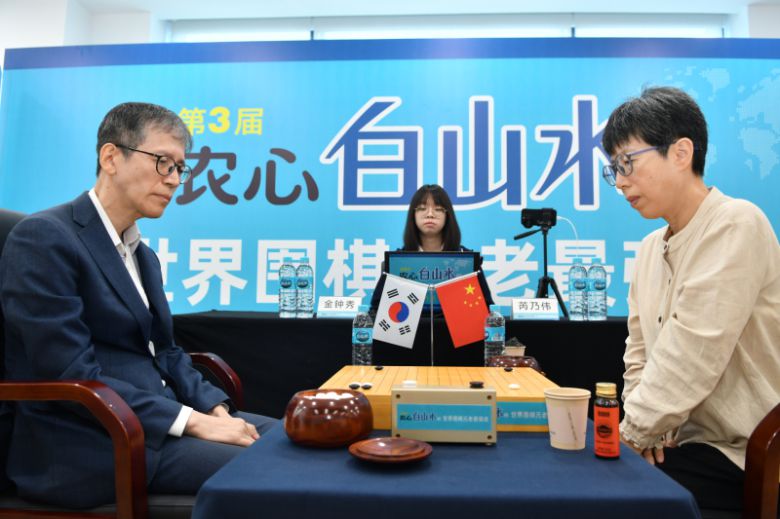 김종수 9단(왼쪽)이 루이나이웨이 9단에게 패했다. 한국기원 제공