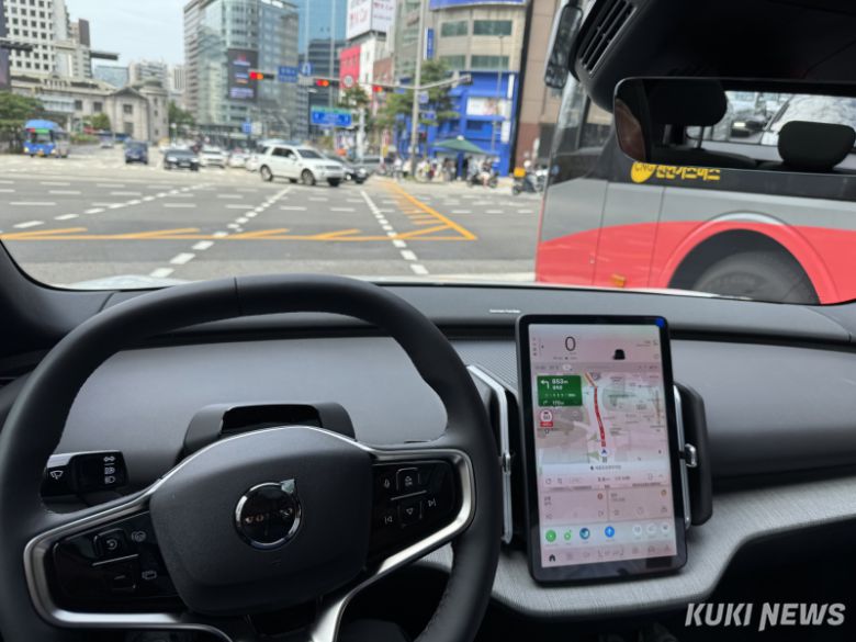 EX30 CC에는 태블릿 크기의 디스플레이가 탑재돼 있다. 김수지 기자