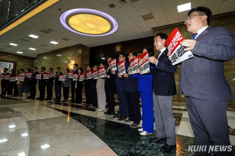 더불어민주당 의원들이 15일 서울 여의도 국회 본회의장 앞에서 송언석 국민의힘 원내대표의 ‘막말 논란’을 규탄하고 사퇴를 촉구하고 있다.