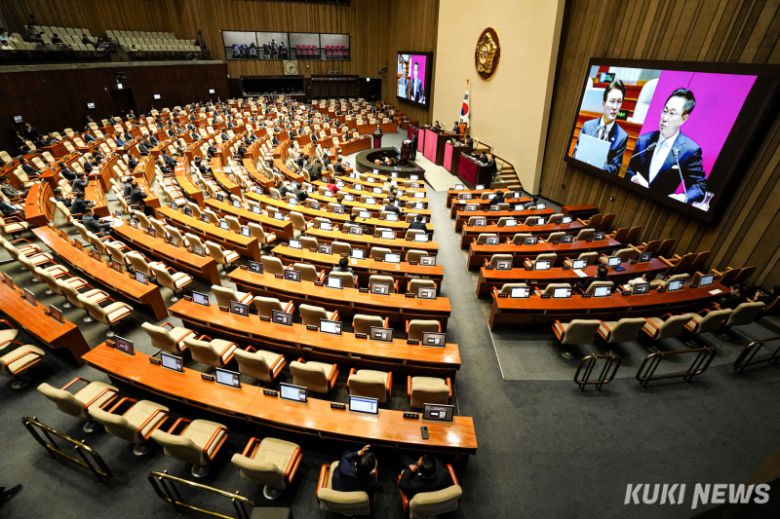 김민석 국무총리가 15일 서울 여의도 국회 본회의장에서 열린 정치에 관한 대정부 질의에서 답하고 있다.