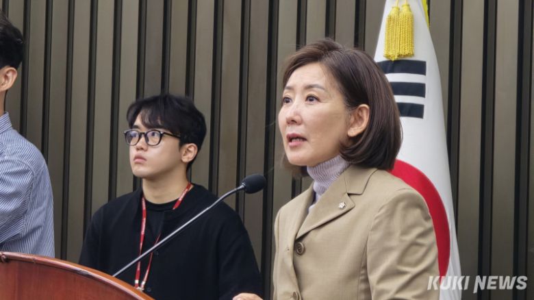 나경원 국민의힘 의원이 16일 사법부 독립 수호 긴급의원총회에서 모두발언을 하고 있다. 임현범 기자