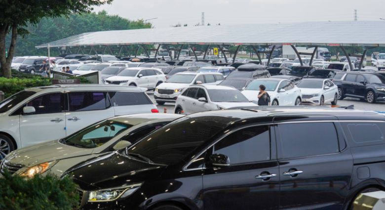 추석 연휴 기간 경기 여주휴게소 주차장에 귀성길에 오른 시민들의 차량이 주차돼 있다. 유희태 기자.