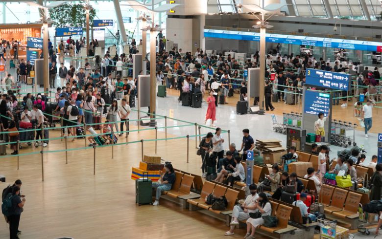 추석 연휴를 앞두고 인천국제공항 제1터미널이 해외여행을 떠나는 관광객들로 붐비고 있다. 유희태 기자