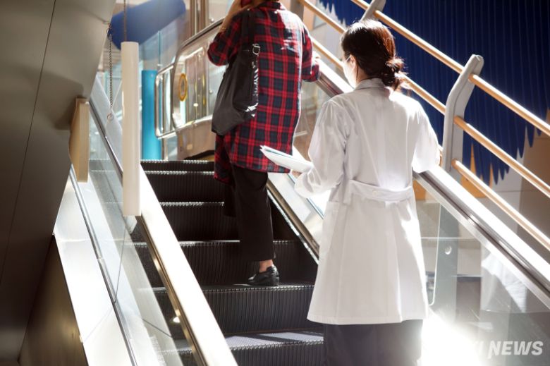 서울의 한 대학병원에서 의료진이 이동하고 있다. 박효상 기자