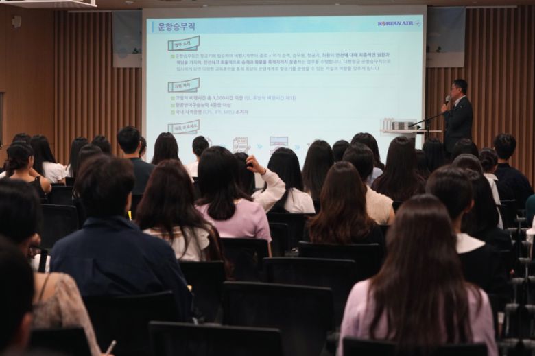 서울 강서구 서울창업허브 엠플러스에서 열린 취업박람회에서 취업준비생들이 강의를 듣고 있다. 박효상 기자