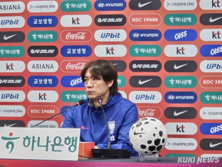 홍명보 감독이 14일 오후 8시 서울월드컵경기장에서 열린 파라과이와의 A매치가 끝나고 기자회견에 참석하고 있다. 송한석 기자