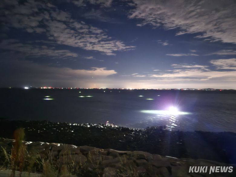 당진시가 야간 해루질 체험객들에게 안전한 장소로 이동할 것을 야간 서치드론과 경고방송 드론을 이용해 계도하고 있다. 독자제공