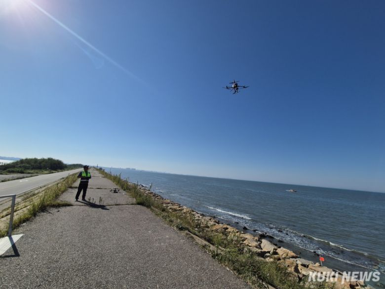 당진시가 해루질 및 낚시객들의 안전을 예찰하기 위해 드론을 띄우고 있다. 독자제공