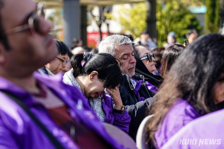 29일 서울 종로구 광화문광장에서 열린 ‘10·29 이태원 참사 3주기 기억식’에서 유가족이 눈물을 흘리고 있다.