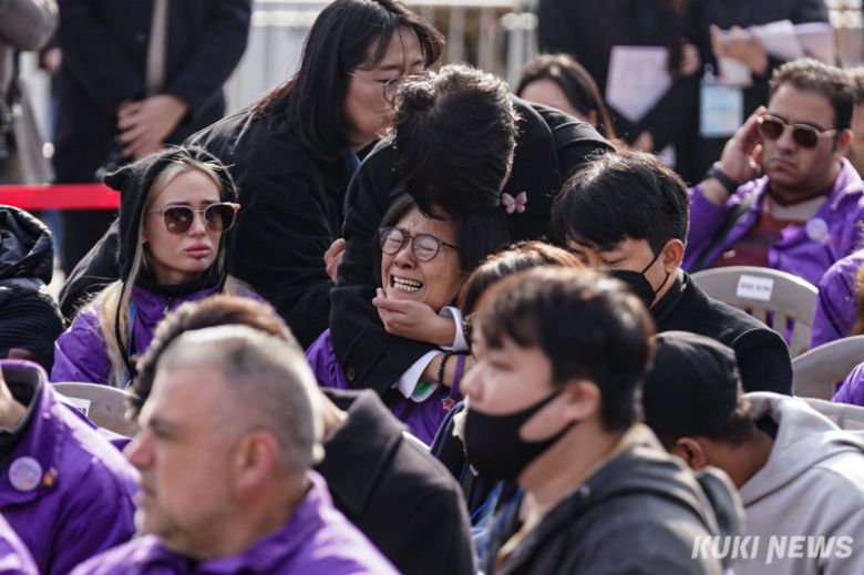 29일 서울 종로구 광화문광장에서 열린 ‘10·29 이태원 참사 3주기 기억식’에서 유가족이 눈물을 흘리고 있다.