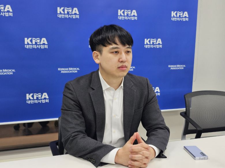 한성존 신임 회장이 당선 직후 진행한 언론과의 인터뷰에서 질문에 답하고 있다. 이찬종 기자