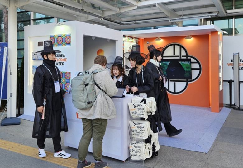 코레일이 경주역에 설치한 'KOREA WELCOME WEEK' 홍보부스. 코레일