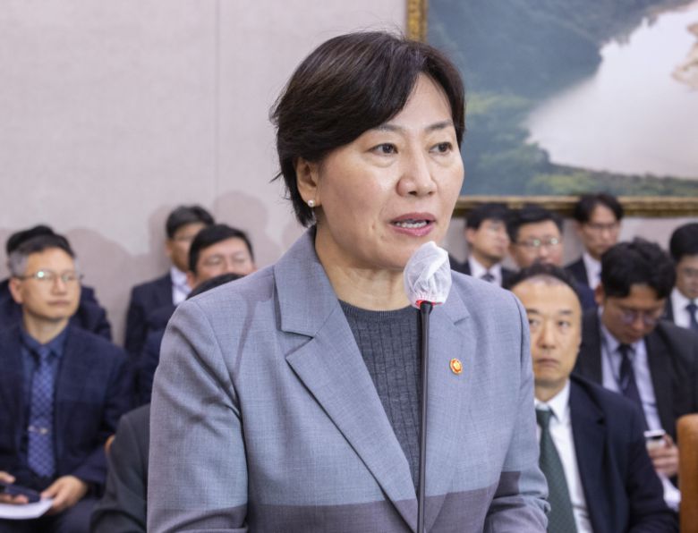 송미령 농림축산식품부 장관이 지난 7일 국회에서 열린 농림축산식품해양수산위원회 전체 회의에 출석해 2026년도 예산안에 대한 제안 설명을 하고 있다. 연합뉴스