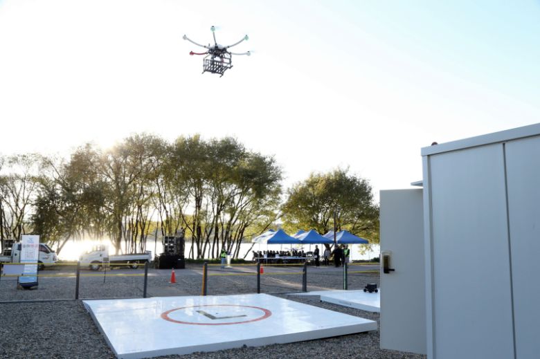 상주시가 로봇과 연계한 ‘무인드론배송 시스템’을 시연하고 있다. 상주시 제공.