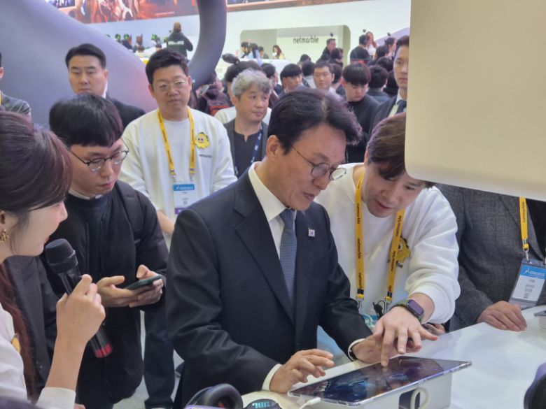 김민석 국무총리가 15일 부산 벡스코에서 열린 ‘지스타 2025’에 참석해 넷마블 ‘나 혼자만 레벨업’ 게임을 직접 체험하고 있다. 게임기자단