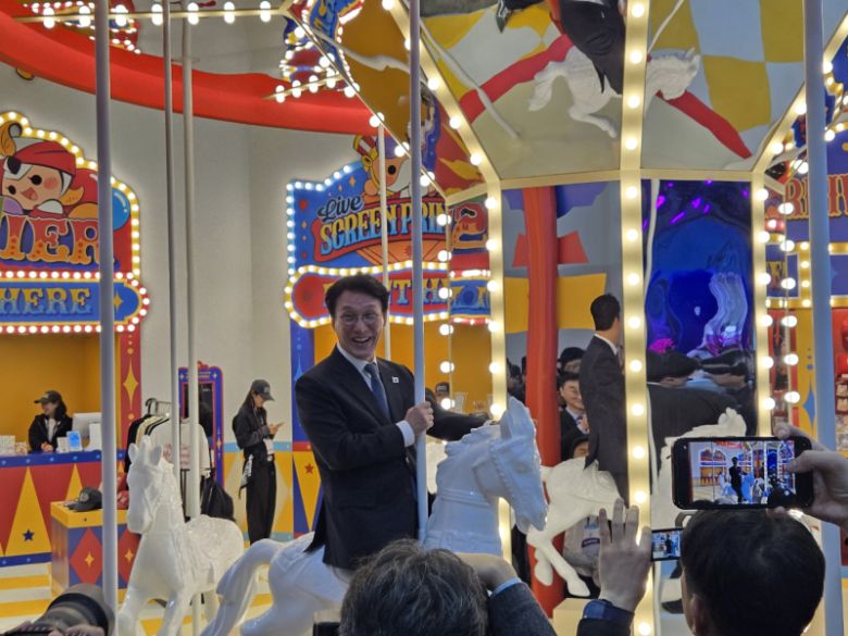 김민석 국무총리가 15일 부산 벡스코에서 열린 ‘지스타 2025’에 참석해 웹젠 부스에서 체험을 하고 있다. 게임기자단