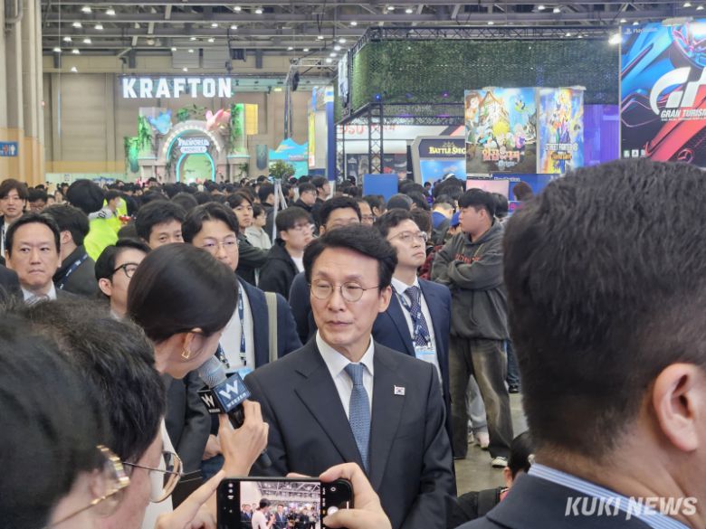 김민석 국무총리가 15일 부산 벡스코에서 열린 ‘지스타 2025’에 참석하고 있다. 송한석 기자