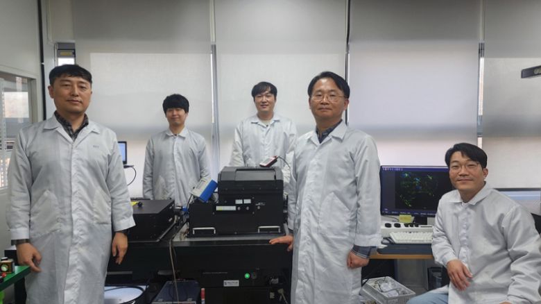 국내 최초로 920nm 펨토초 광섬유 레이저를 개발한 ㈜블루타일랩 연구진. ETRI