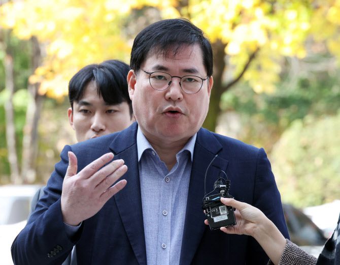 대장동 개발 비리 의혹으로 재판에 넘겨진 유동규 전 성남도시개발공사 기획본부장이 지난 10월31일 서울 서초구 중앙지법에서 열린 1심 선고공판에 출석하며 입장을 밝히고 있다. 사진공동취재단