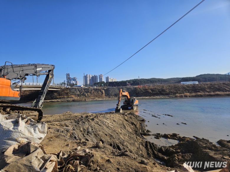 5일 강원 고성군 토성면에 위치한 청간천에서 하천바닥 가스공급관 매립공사가 한창인 가운데 오탁방지막 시설이 일부에만 설치돼 있어 황토색 흙탕물이 발생하고 있다.