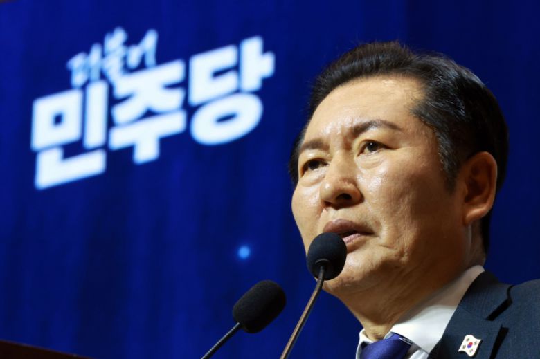 정청래 더불어민주당 대표가 지난 3일 서울 여의도 국회의원회관에서 12·3 계엄 사태 1년을 맞아 열린 '행동하는 K-민주주의' 특별좌담회에 참석해 인사말하고 있다. 연합뉴스