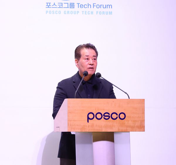 지난달 18일 포스텍에서 열린 2025년 포스코그룹 테크포럼에서 장인화 포스코그룹 회장이 개회사를 하고 있다. 포스코홀딩스 제공