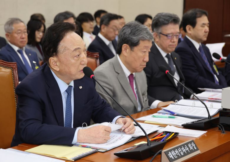 김철수 대한적십자사 전 회장이 10월22일 국회 보건복지위원회 국정감사에서 의원 질의에 답하고 있다. 연합뉴스