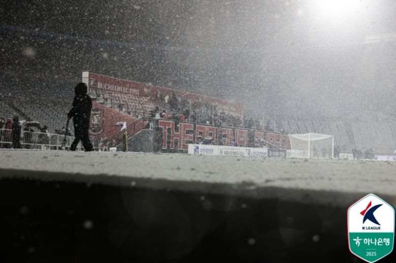 4일 부천과 수원의 하나은행 K리그 2025 승강 플레이오프 1차전이 폭설로 취소된 후 부천 서포터즈가 경기장을 떠나고 있다. 한국프로축구연맹 제공