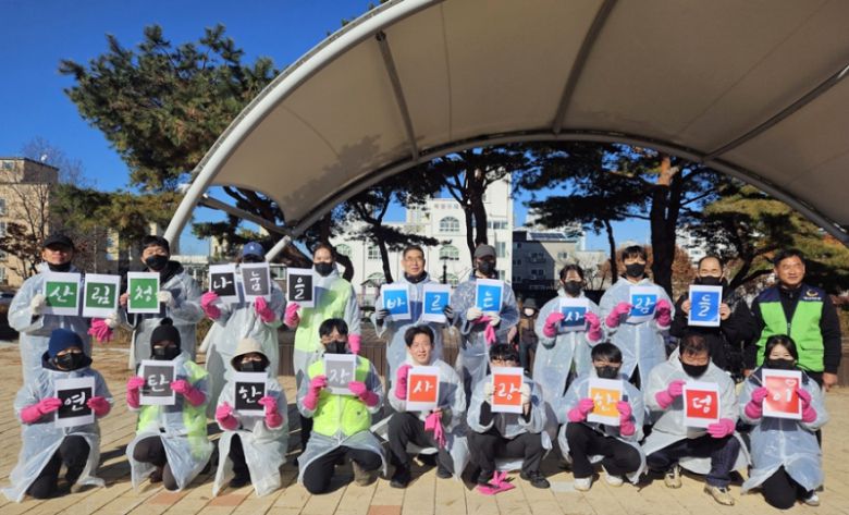 5일 대전 대덕구 덕암동에서 소외계층에게 연탄을 전달한 산림청 봉사동호회 '나눔을 바르는 사람들'. 산림청