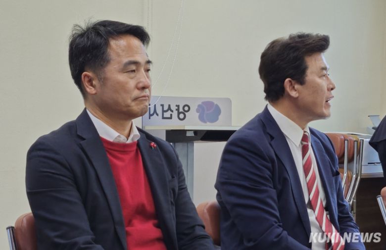 윤영석 국회의원(오른쪽)이 5일 시청 프레스센터에서 현안과 관련된 기자들의 질의를 받고 있다.