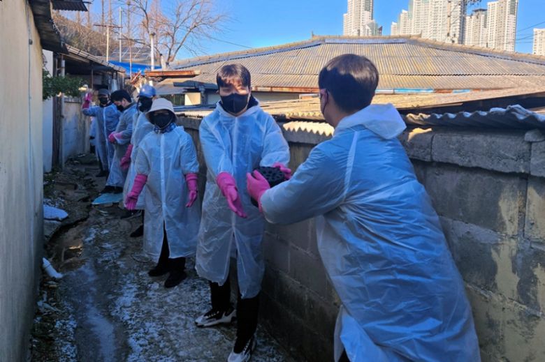 5일 대전 대덕구 덕암동에서 소외계층에게 연탄을 전달하는 산림청 봉사동호회 '나눔을 바르는 사람들'. 산림청