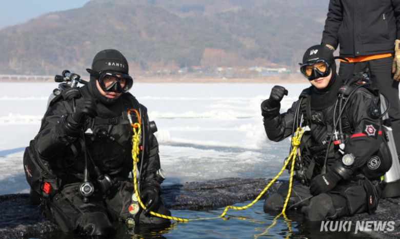119구조대 아이스다이빙 훈련(양구소방서 제공)
