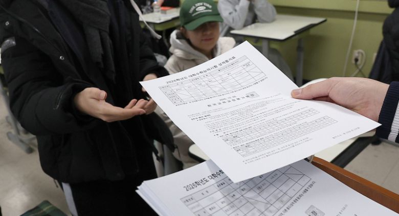 2026학년도 대학수학능력시험(수능) 성적표 배부일인 5일 대구여자고등학교 3학년 교실에서 수험생들이 수능 성적표를 받고 있다.