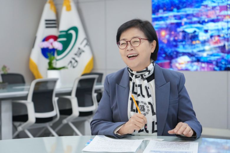 3일 오후 이순희 서울 강북구청장이 집무실에서 쿠키뉴스와 인터뷰하고 있는 모습. 강북구청 제공