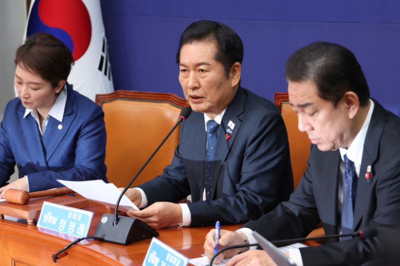 정청래 더불어민주당 대표가 5일 서울 여의도 국회에서 열린 최고위원회의에서 발언하고 있다. 연합뉴스