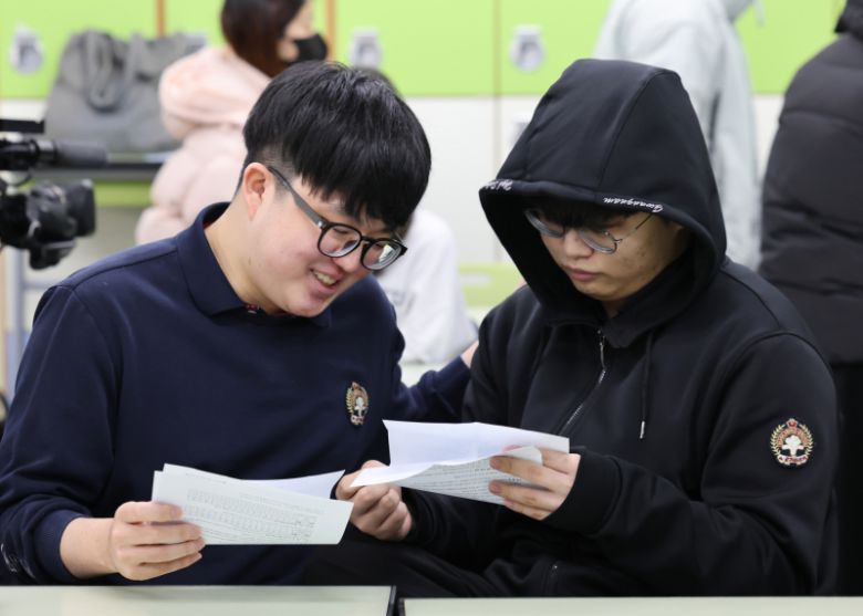 2026학년도 대학수학능력시험(수능) 성적표가 배부된 5일 서울 광진구 광남고등학교에서 고3 수험생들이 성적표를 확인하고 있다.