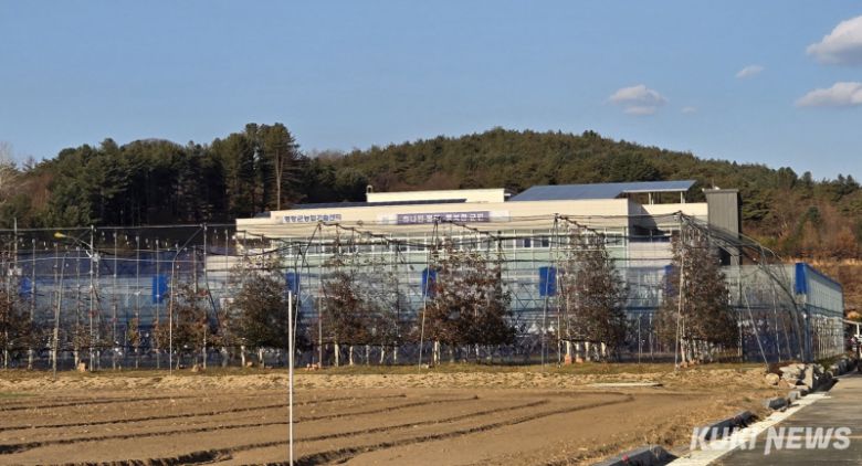 동계올림픽 개최지이자 평균 해발 700m의 고랭지 영농지역 강원 평창군이 지난 10년간 평균적으로 매년 약 1540명(귀농 약 115명)의 귀농귀촌인이 유입되는 등 새 삶을 찾는 도시민들에게 귀농·귀촌 대상지로 부상하고 있다. 평창군농업기술센터 모습.