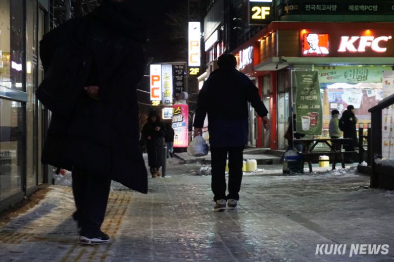 첫눈이 내린 4일 오후 수원 팔달구 한 인도에서 시민들이 조심스럽게 걸어가고 있다. 노유지 기자