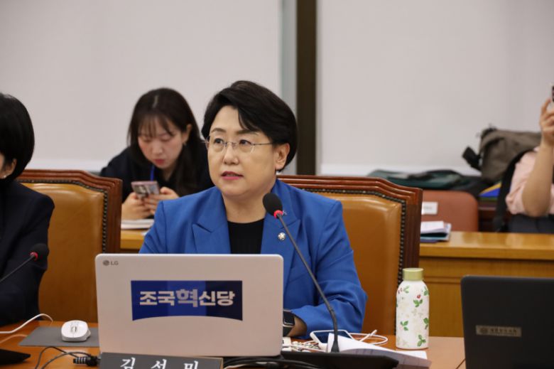 김선민 조국혁신당 의원이 2025년 보건복지위원회 국정감사에서 정은경 보건복지부 장관에게 질의하고 있다. 김선민 의원실 제공