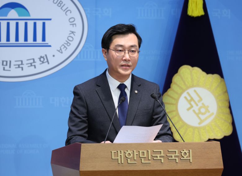 장경태 더불어민주당 의원이 지난달 30일 서울 여의도 국회 소통관에서 자신의 성추행 의혹 보도 등과 관련해 입장을 밝히는 기자회견을 하고 있다. 연합뉴스