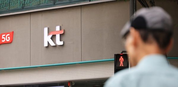 한 시민이 서울 KT 판매점 앞을 지나고 있다. 연합뉴스