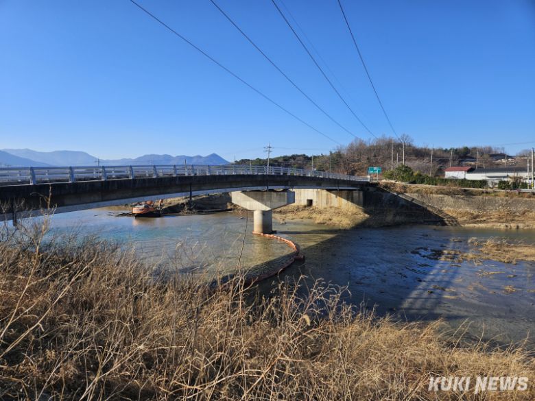 5일 강원 고성군 토성면에 위치한 청간천에서 하천바닥 가스공급관 매립공사가 한창이 가운데 오탁방지막 시설이 일부에만 설치돼 있어 흙탕물이 제대로 걸러지지 않고 있다.