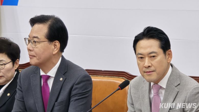 5일 국회 본관에서 열린 ‘혼용무도 이재명 정부 6개월 국정평가 회의’에 참석한 장동혁 국민의힘 대표(오른쪽)와 송언석 국민의힘 원내대표(왼쪽). 임현범 기자