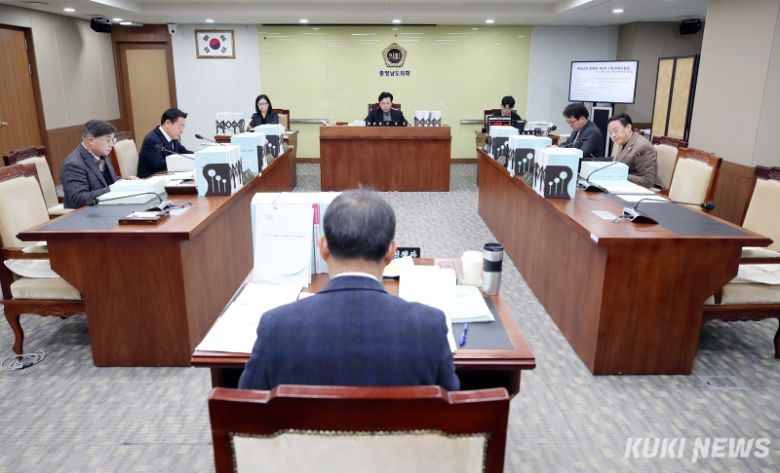 충남도의회 기획경제위원회는 지난 4일 열린 제362회 정례회 제4차 회의에서 투자통상정책관 소관 동의안, 2026년 본예산안 및 제3회 추가경정예산안을 심의･조정한 후 의결했다.