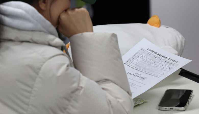 2026학년도 대학수학능력시험(수능) 성적표 배부일인 5일 대구여자고등학교 3학년 교실에서 수험생이 수능 성적표를 확인하고 있다.